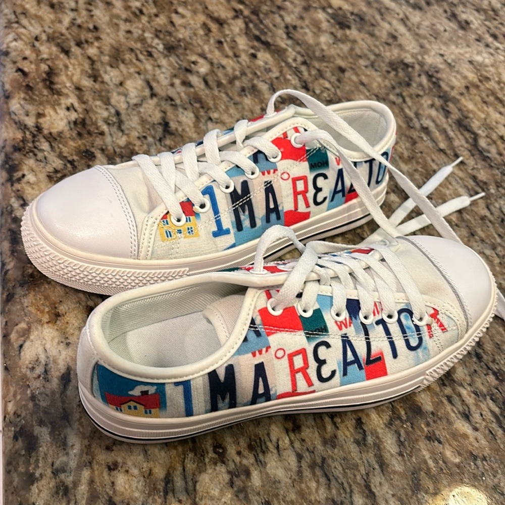 I’m a Realtor shoes, ladies size 6/36. New without box